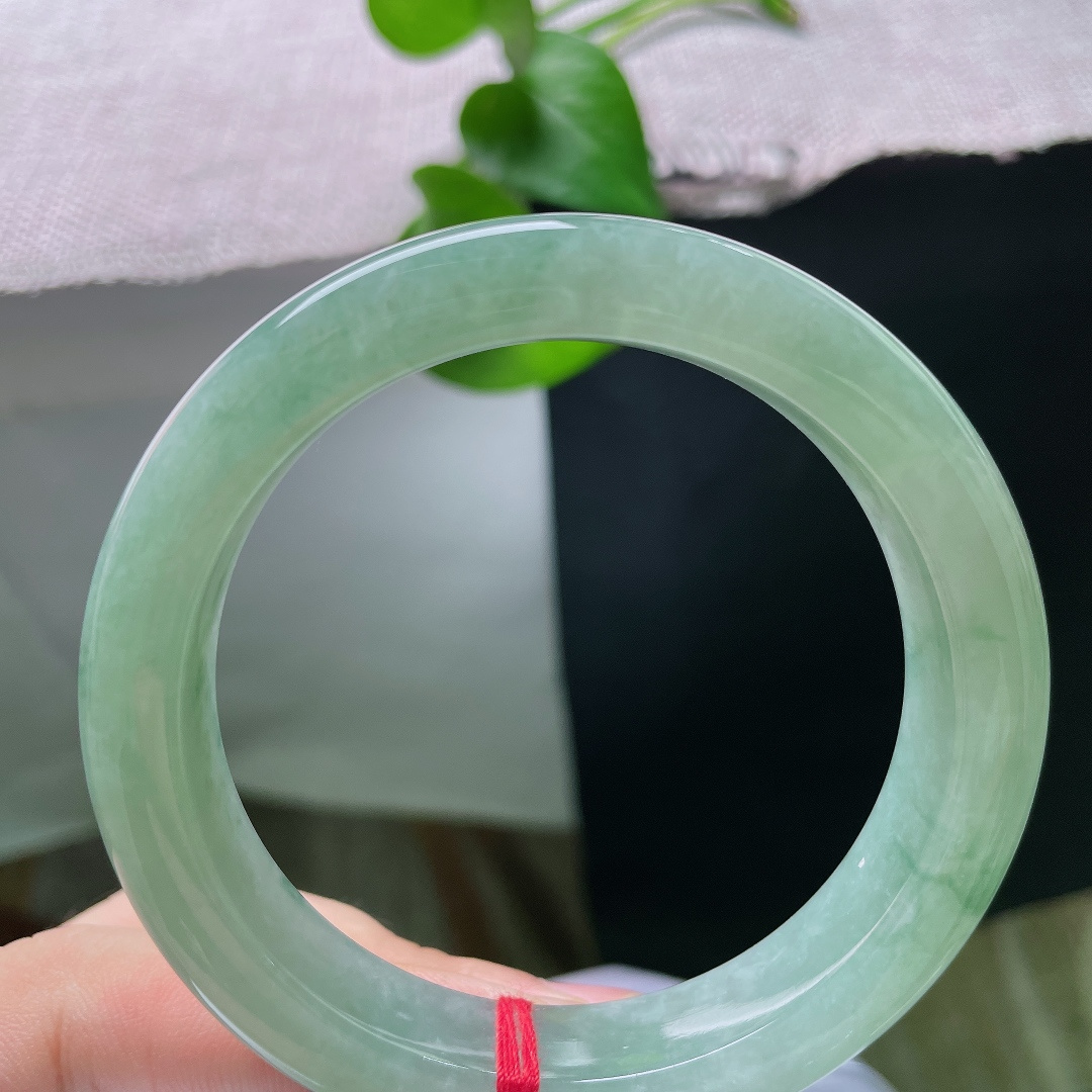 56.7/11.9/9.1，飘花正圈，无裂，翠色如云烟漫染清透玉底，腕间一汪绿水青山，满是悠然诗意。