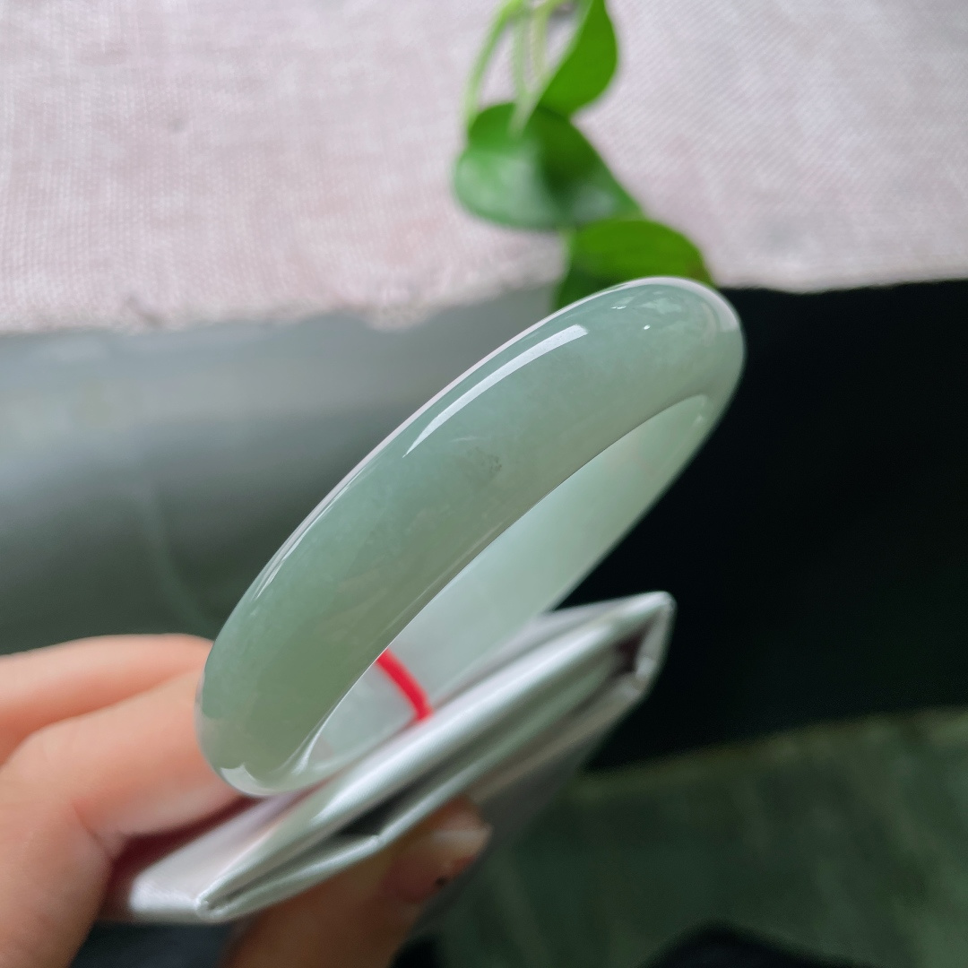 55.8/12.3/8.4，冰绿底正圈，有内纹，柔和浅湖水绿玉镯温润低调，款式简约耐看，日常休闲穿搭百搭不挑衣。ss52447a。