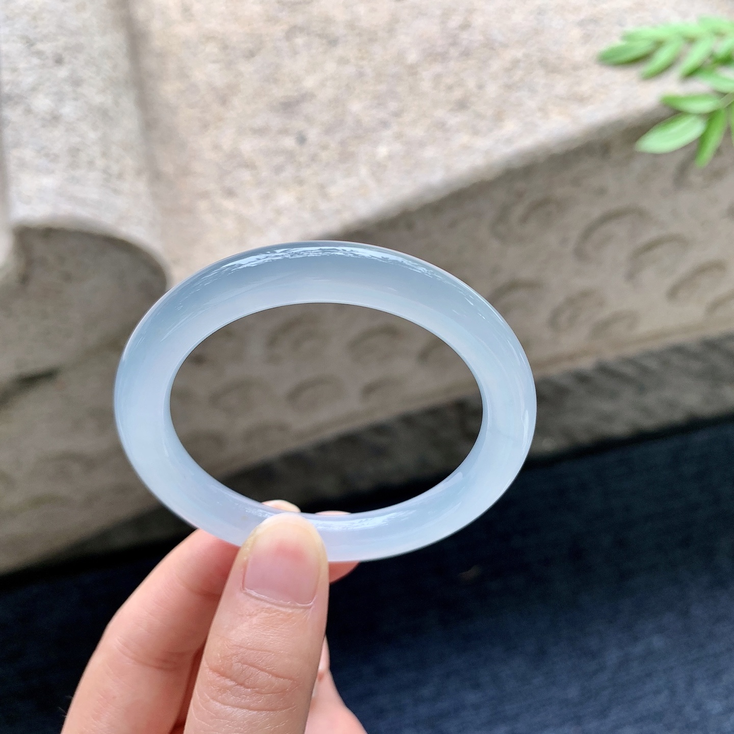 圆条48 49,圈口49.6/8.2/8.2,编码G9082933,冰糯紫底，水润，种老，细腻，有纹线