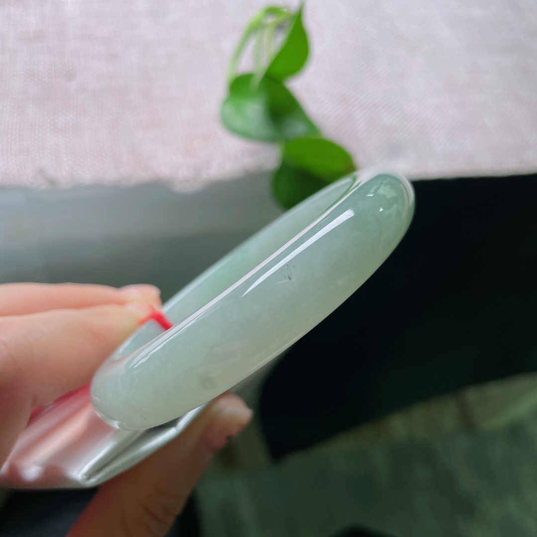 55.8/12.3/8.4，冰绿底正圈，有内纹，柔和浅湖水绿玉镯温润低调，款式简约耐看，日常休闲穿搭百搭不挑衣。ss52447a。