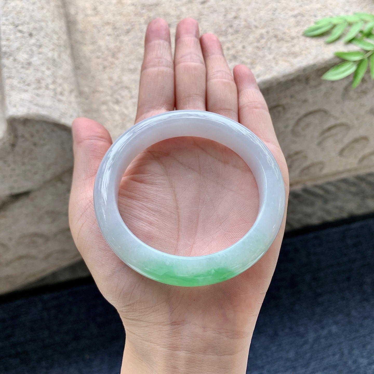 正圈54 55,圈口55/11.6/9,编码A2082907,细糯飘绿，水润，种老，细腻，有纹线