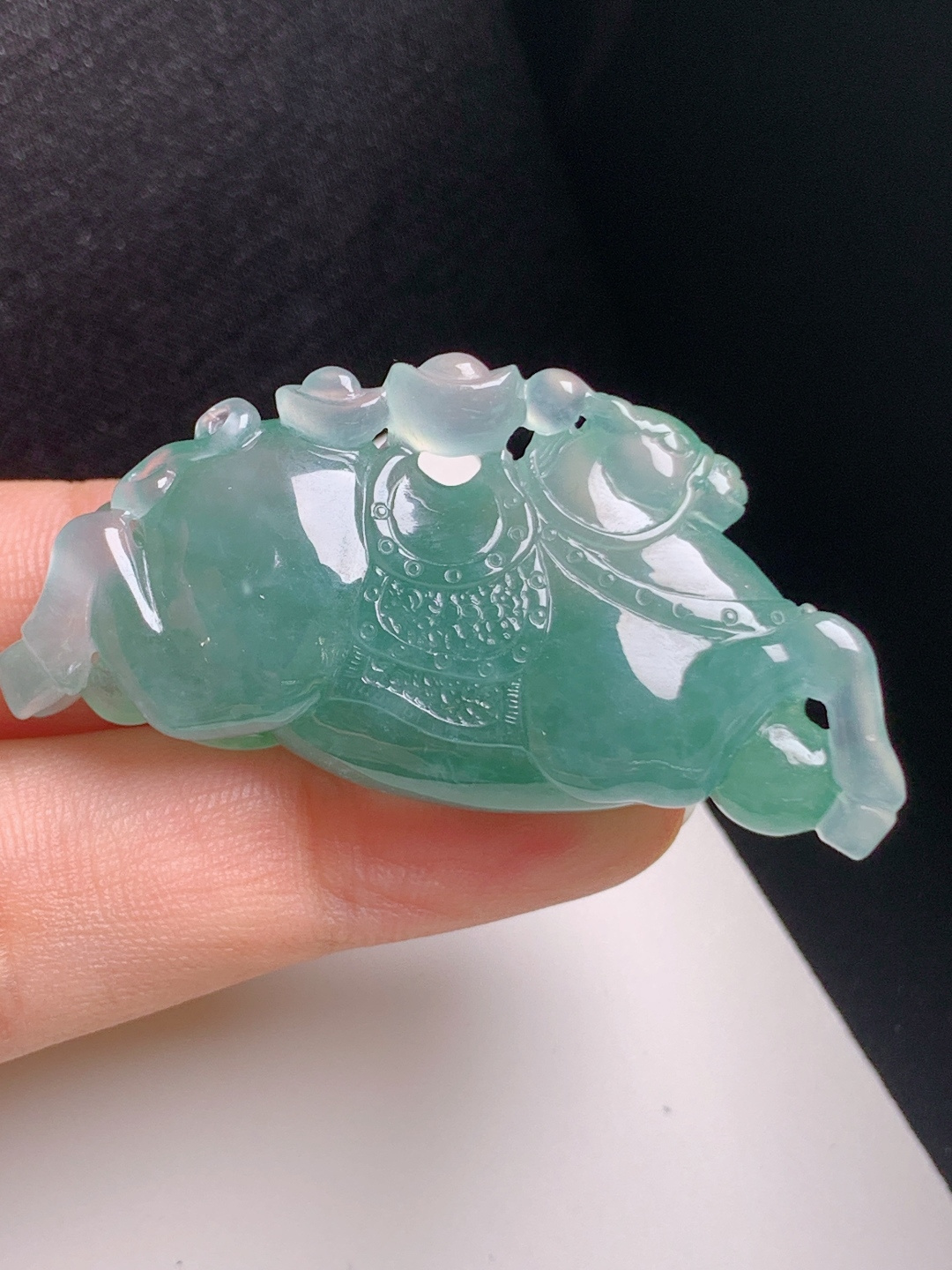 冰种飘花唐马，色泽浓郁，立体精工，马到功成