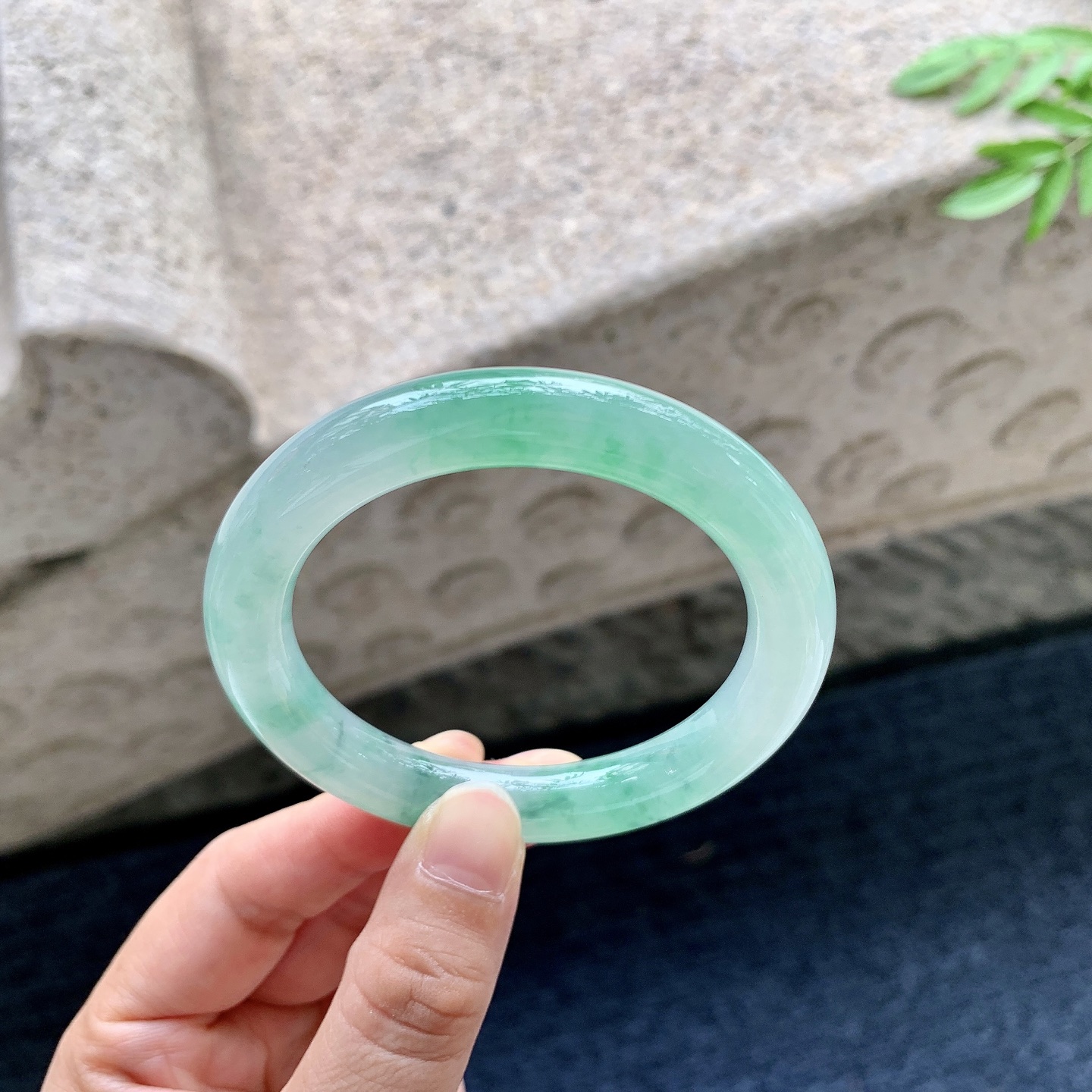 圆条51 52,圈口52.6/10.3/9.6,编码A2082909,冰糯飘绿花，水润，种老，细腻，有纹线