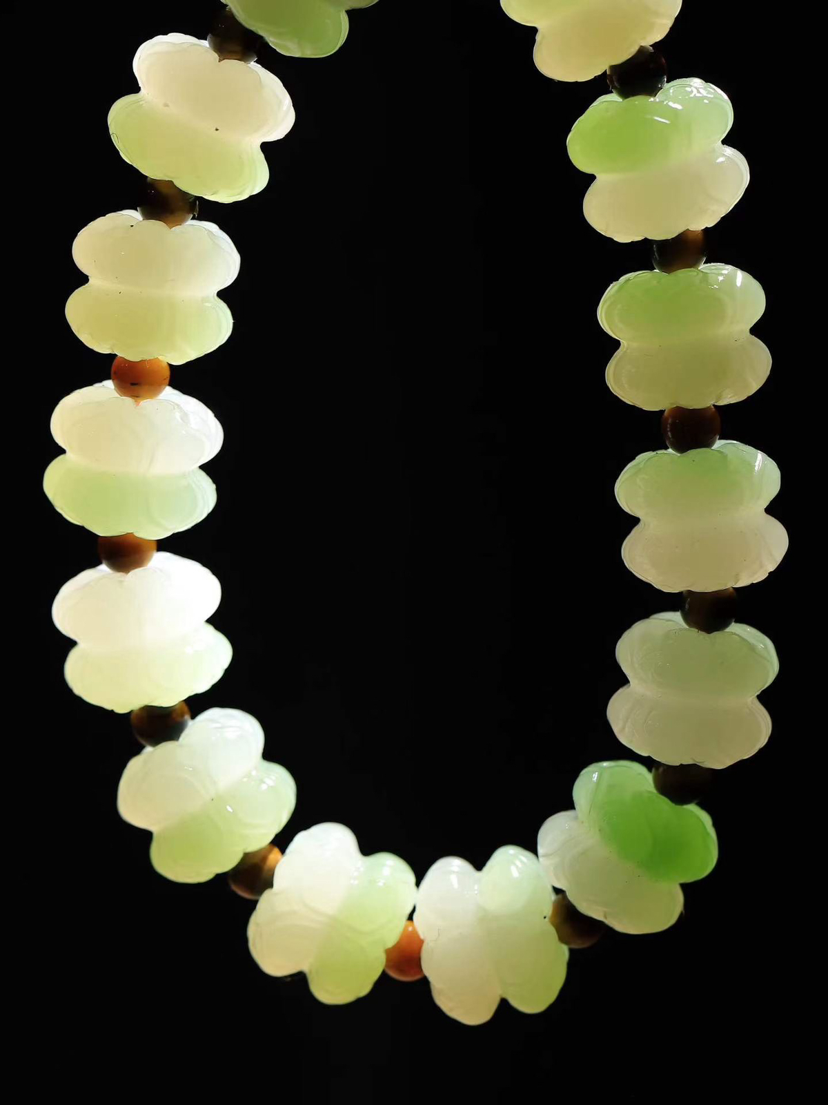 【莲花.手串】

精品和田玉翠青莲花手串，器形优雅，小巧精致，翠色浓郁，玉质细腻油润、手感上佳，颗颗精雕莲花，将荷花出淤泥而不染，濯清涟而不妖的气韵，刻画的淋漓尽致。尺寸取一11-13.5mm，重56.83克 FDT-36802900