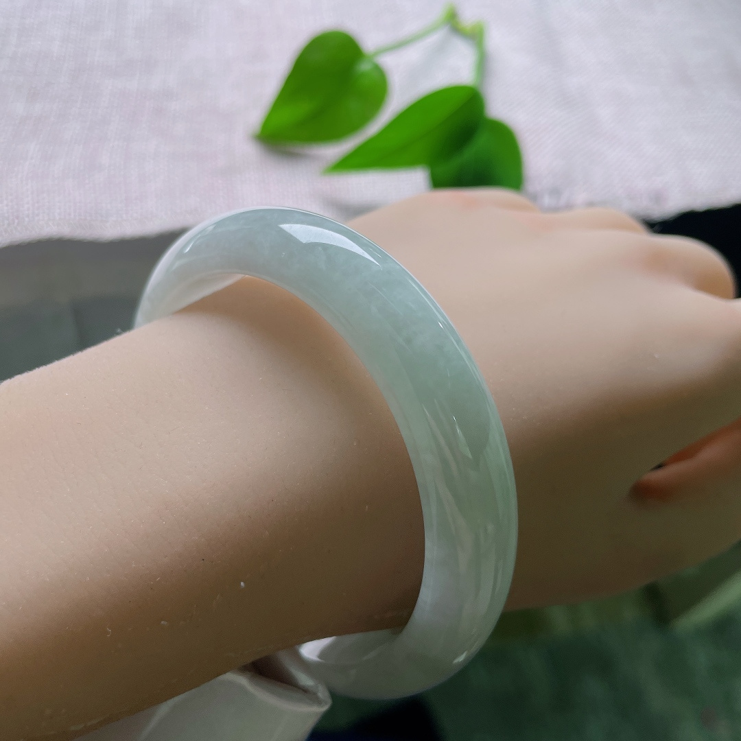 绿底正圈，侧纹，精细抛光工艺，镯面光亮莹润，光泽柔和不张扬，将玉石通透质感完整展现。ss57740a