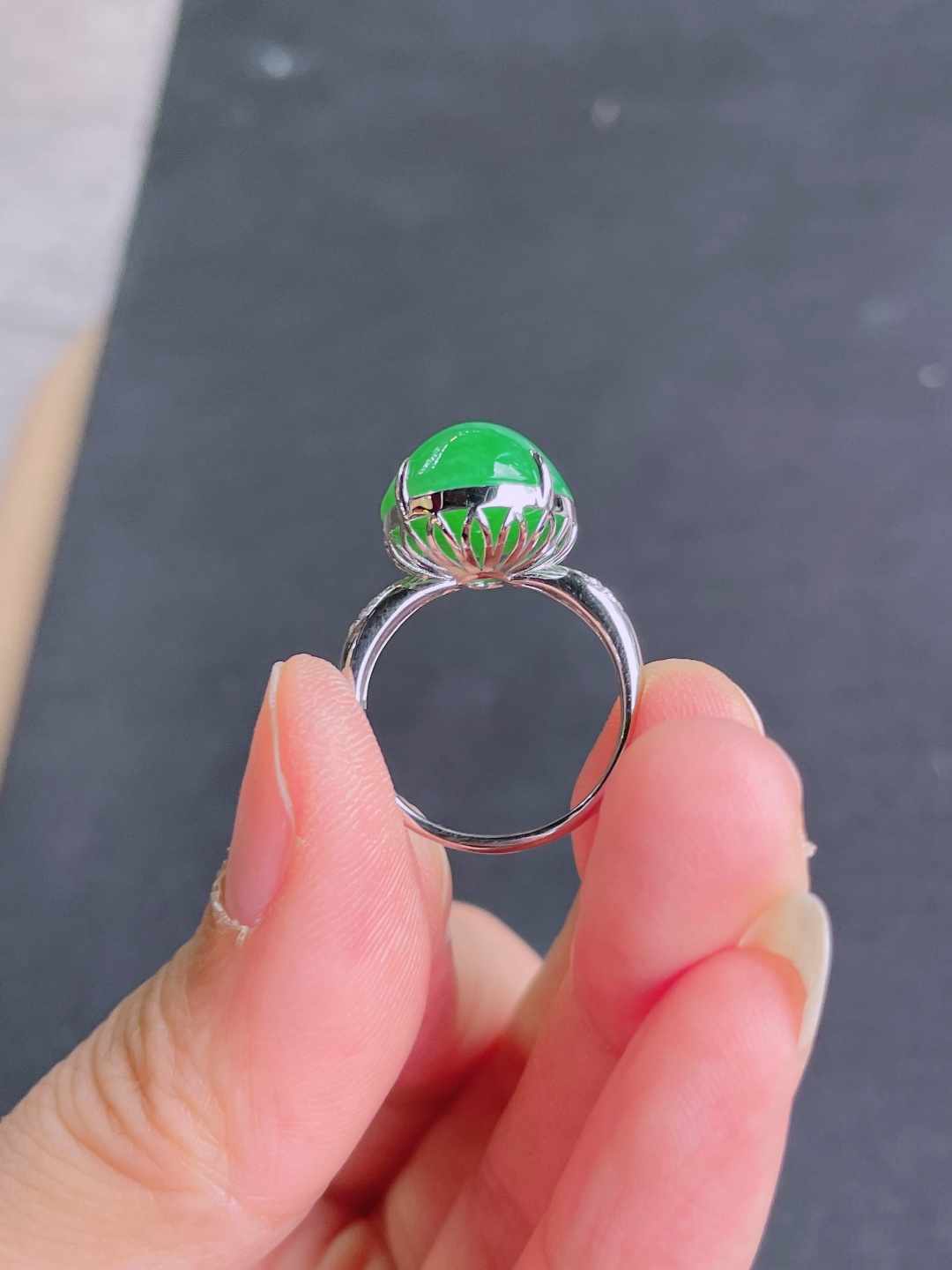 高冰绿蛋面戒指 晶莹剔透，新颖时尚，品相，14.5-13-5