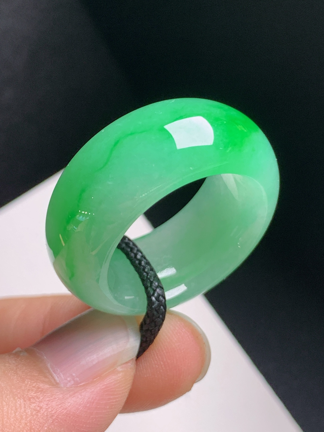 冰种绿指环，色泽明艳，玉质温润，大气显贵,裸石30.3-12.1-5.8,圈口21,080825