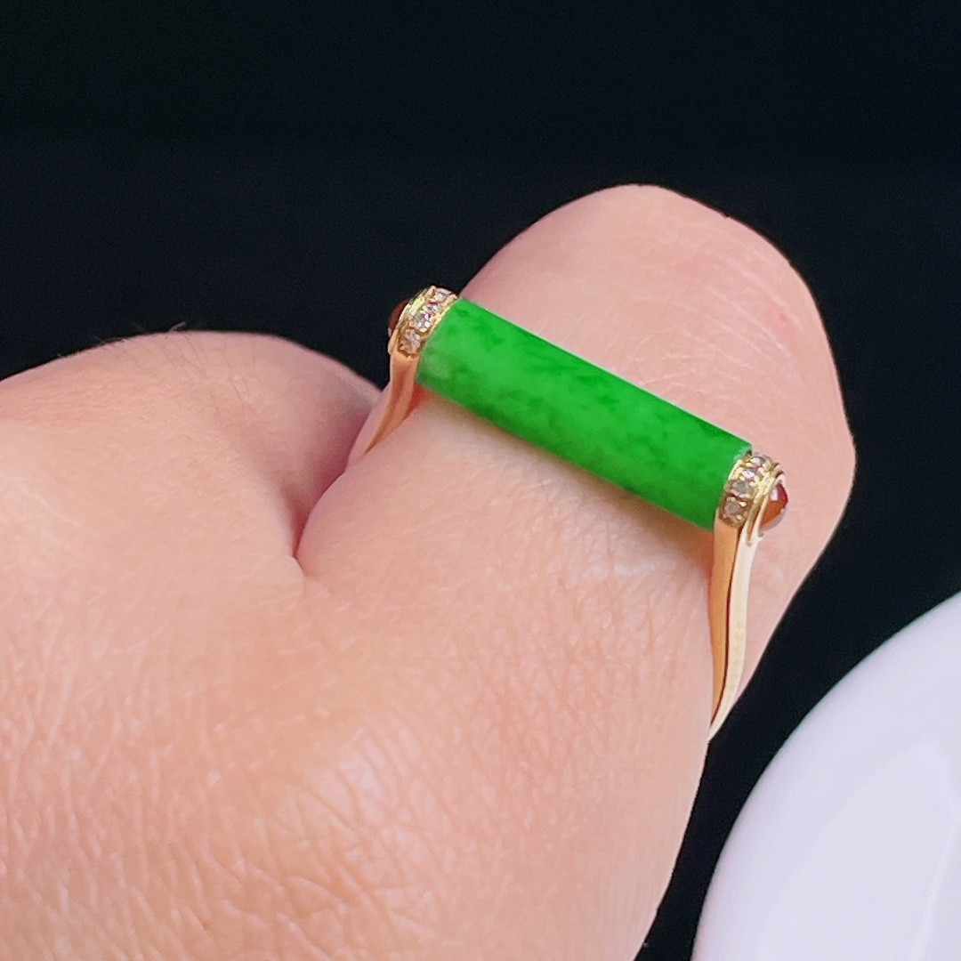 阳绿戒指，18k镶嵌，老种起光，细底通透，尺寸：裸石14.8/4mm0828