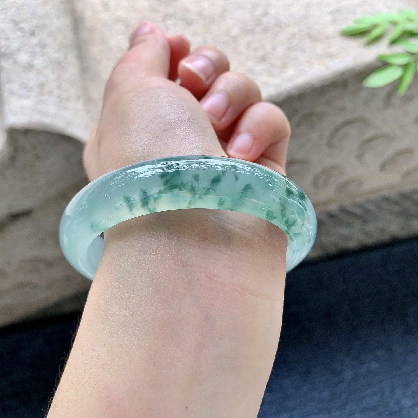 正圈56 57，圈口57.6/13/8.3，编码LH082936，冰飘花，清透，水润，种老，细腻，无裂。