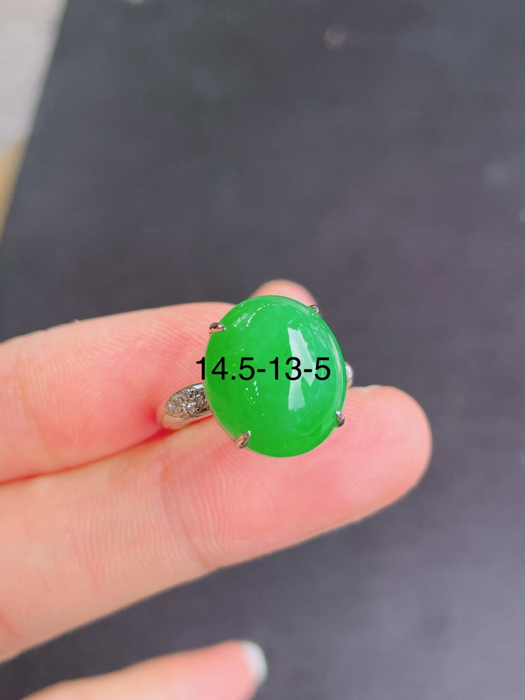 高冰绿蛋面戒指 晶莹剔透，新颖时尚，品相，14.5-13-5