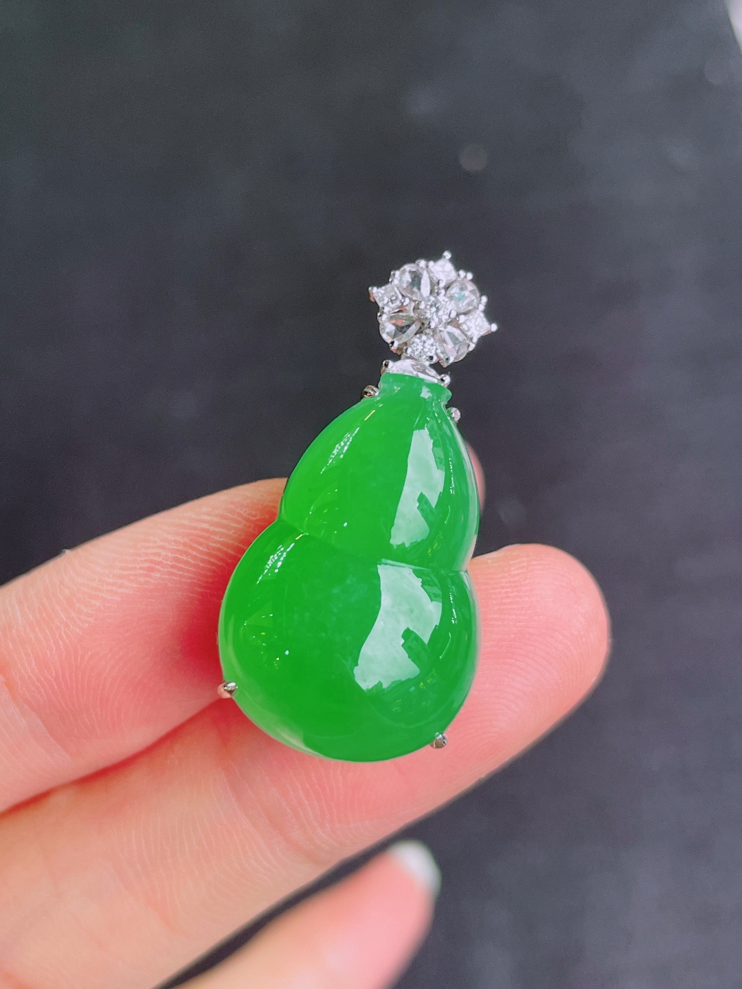 高冰绿葫芦吊坠，晶莹剔透，新颖时尚，无裂，24-16.5-5