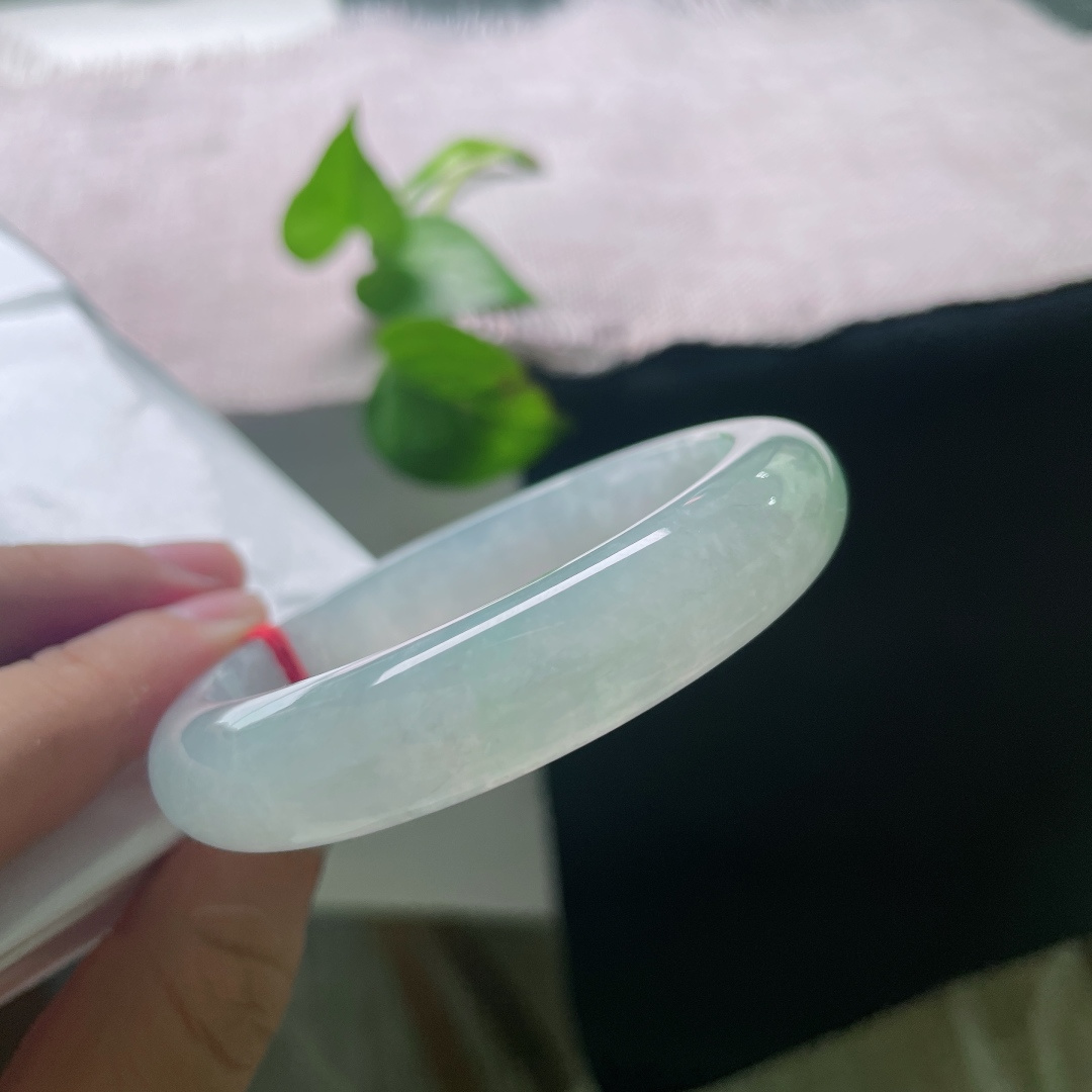 54.2/12.2/8.3，飘绿正圈，有裂，莹润清透，冰白底子间浮着一缕金丝绿，将独有的雅致藏于日常抬手细节之中，ss56171a