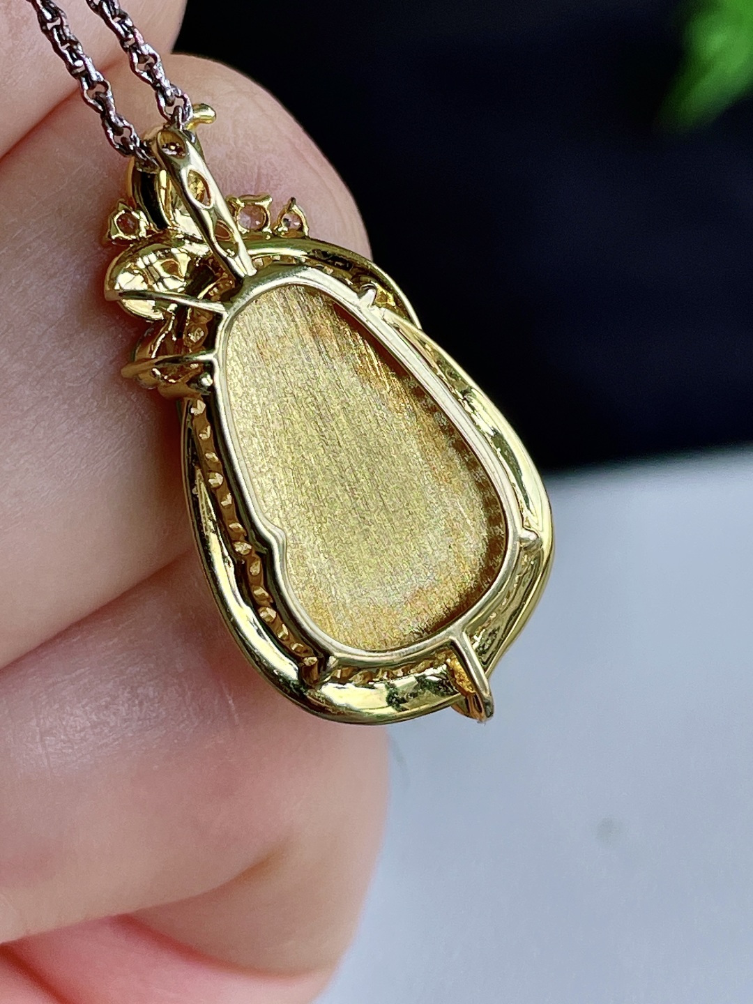 冰阳绿如意吊坠,18k金镶嵌,无裂,性比高,28.3-14.8-6,18.3-12.4-4.2,4克