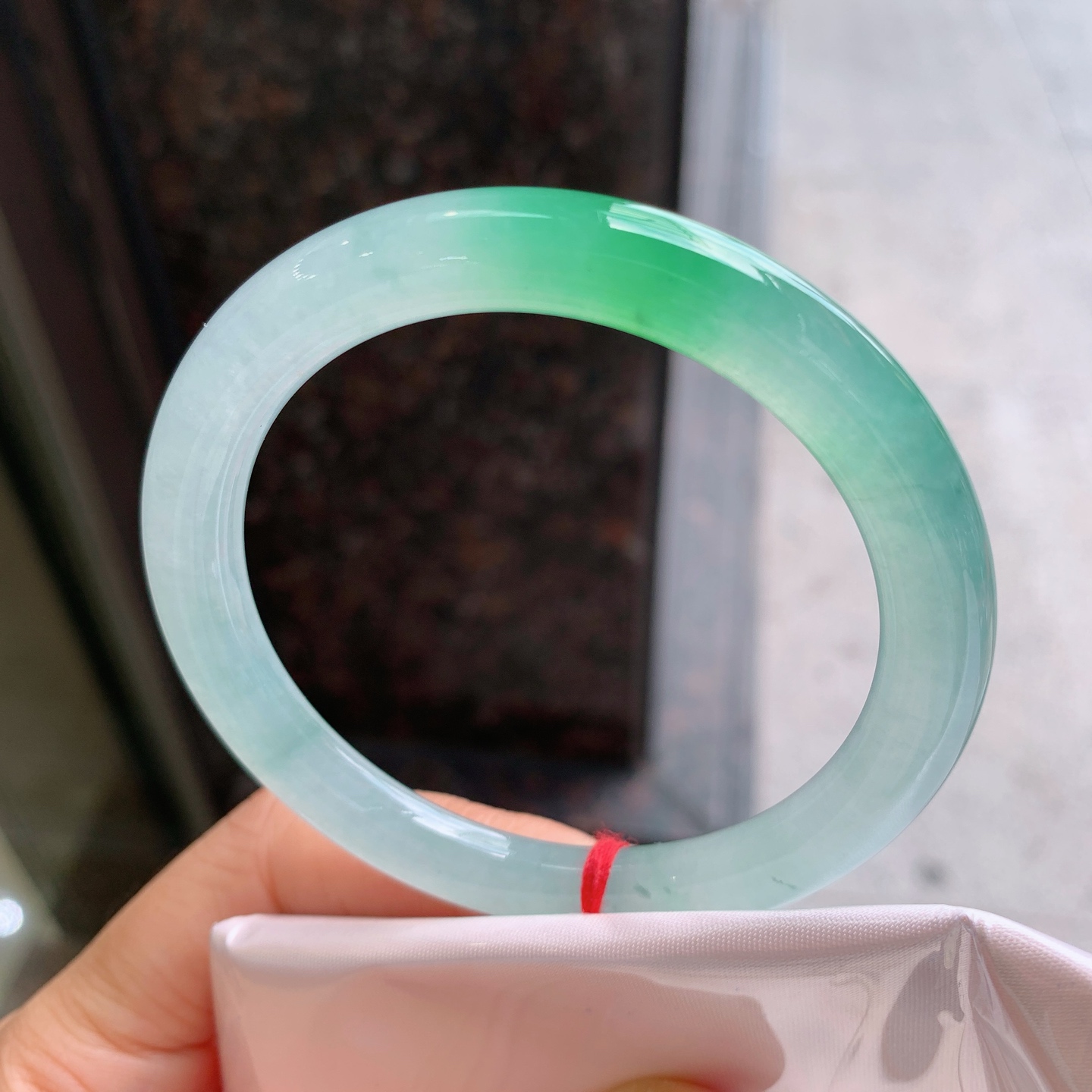 圆条冰飘绿 无裂 尺寸：56/8.6 种色俱佳