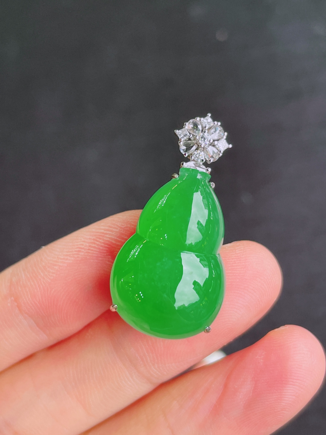 高冰绿葫芦吊坠，晶莹剔透，新颖时尚，无裂，24-16.5-5