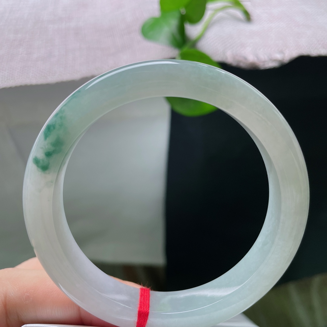 飘花正圈，底色清透白净，点缀一丛浓绿飘花，花色灵动集中，玉质通透带柔和胶感，素雅底色衬得一抹翠色格外亮眼，简约秀气，日常佩戴清新耐看，皮纹。ss55364a