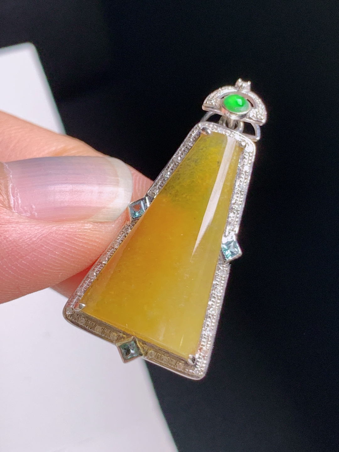 黄翡方牌吊坠，色泽浓郁，简约大气，平安无忧