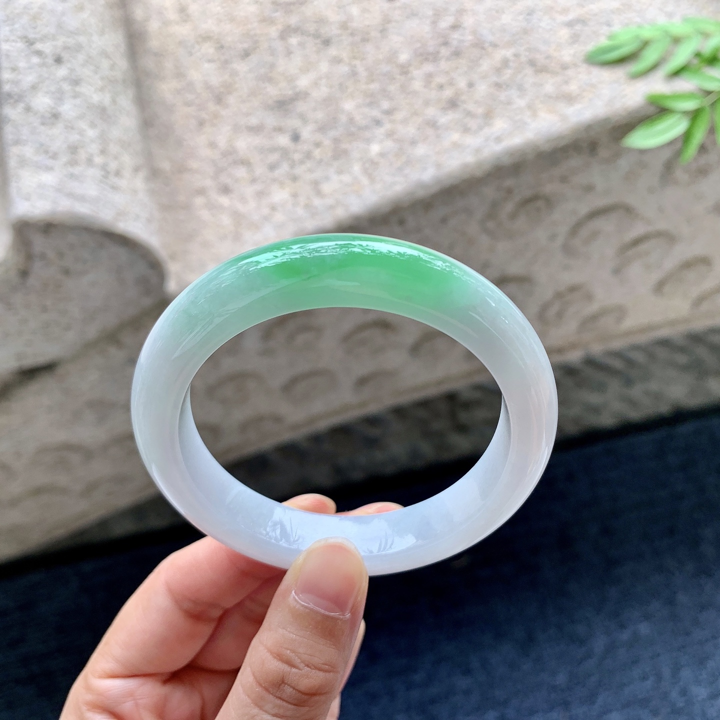 正圈54 55,圈口55/11.6/9,编码A2082907,细糯飘绿，水润，种老，细腻，有纹线
