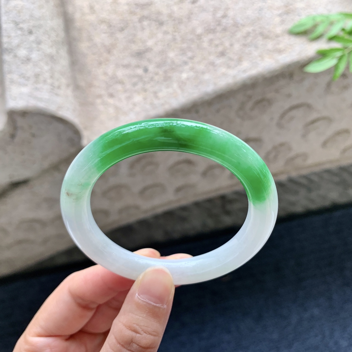 圆条51 52，圈口52/9/9，编码G9082934，描述细糯飘辣绿，水润，种老，细腻，有矿点