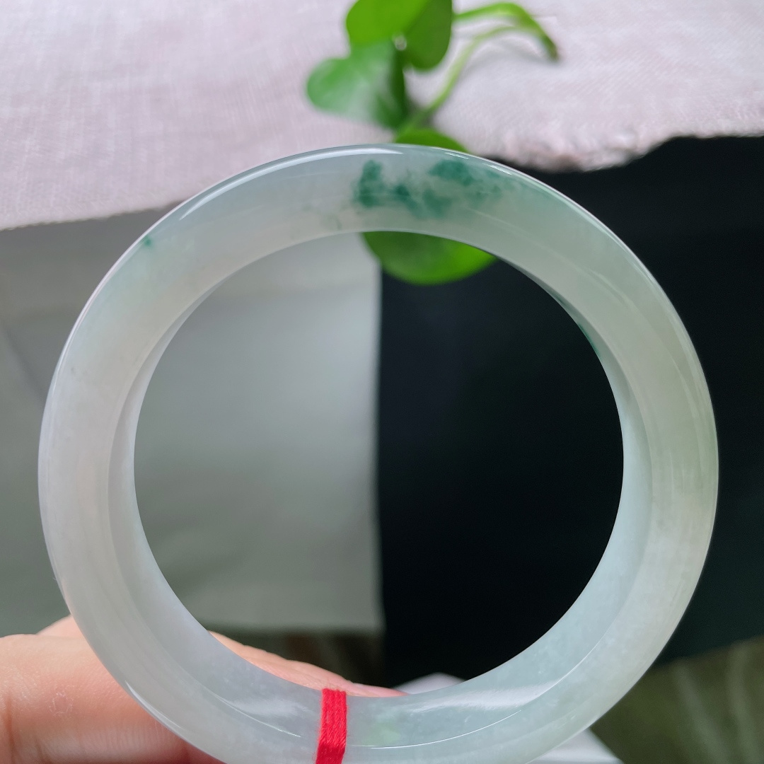 飘花正圈，底色清透白净，点缀一丛浓绿飘花，花色灵动集中，玉质通透带柔和胶感，素雅底色衬得一抹翠色格外亮眼，简约秀气，日常佩戴清新耐看，皮纹。ss55364a