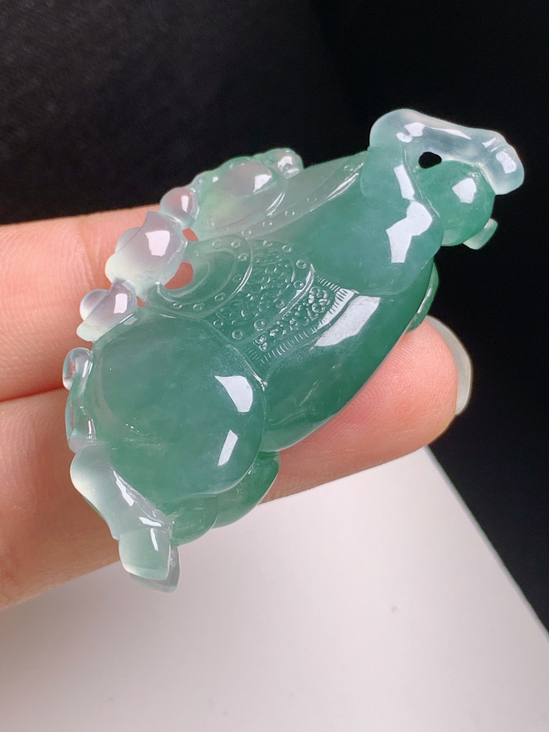 冰种飘花唐马，色泽浓郁，立体精工，马到功成