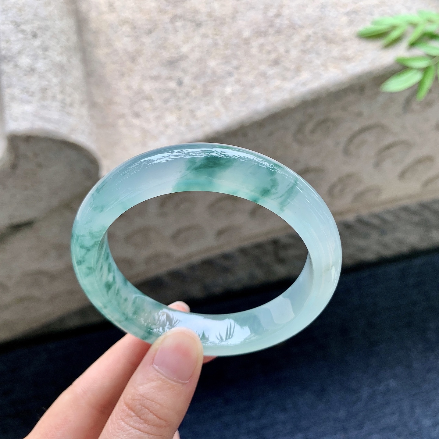 正圈56 57，圈口57.6/13/8.3，编码LH082936，冰飘花，清透，水润，种老，细腻，无裂。