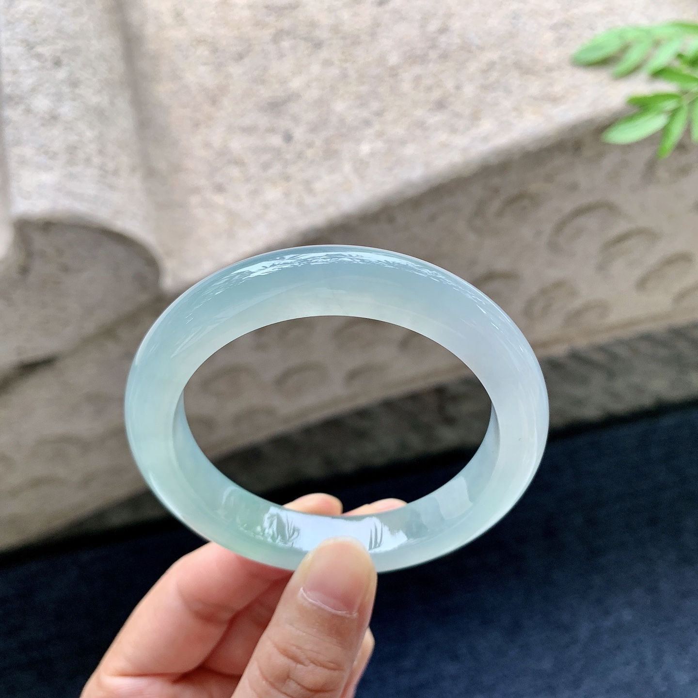 正圈53 54，圈口54.3/11/8.7，编码A2082910，冰糯飘绿，水润，种老，细腻，打灯有棉线