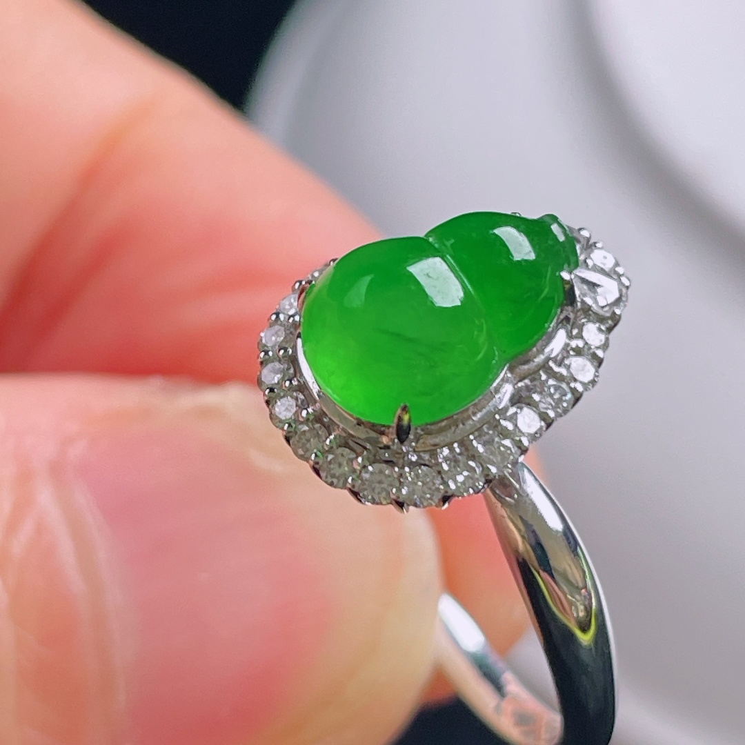 冰绿葫芦戒指，18k镶嵌，老种起光，细底通透，尺寸：裸石9.2/7/4.4mm0828