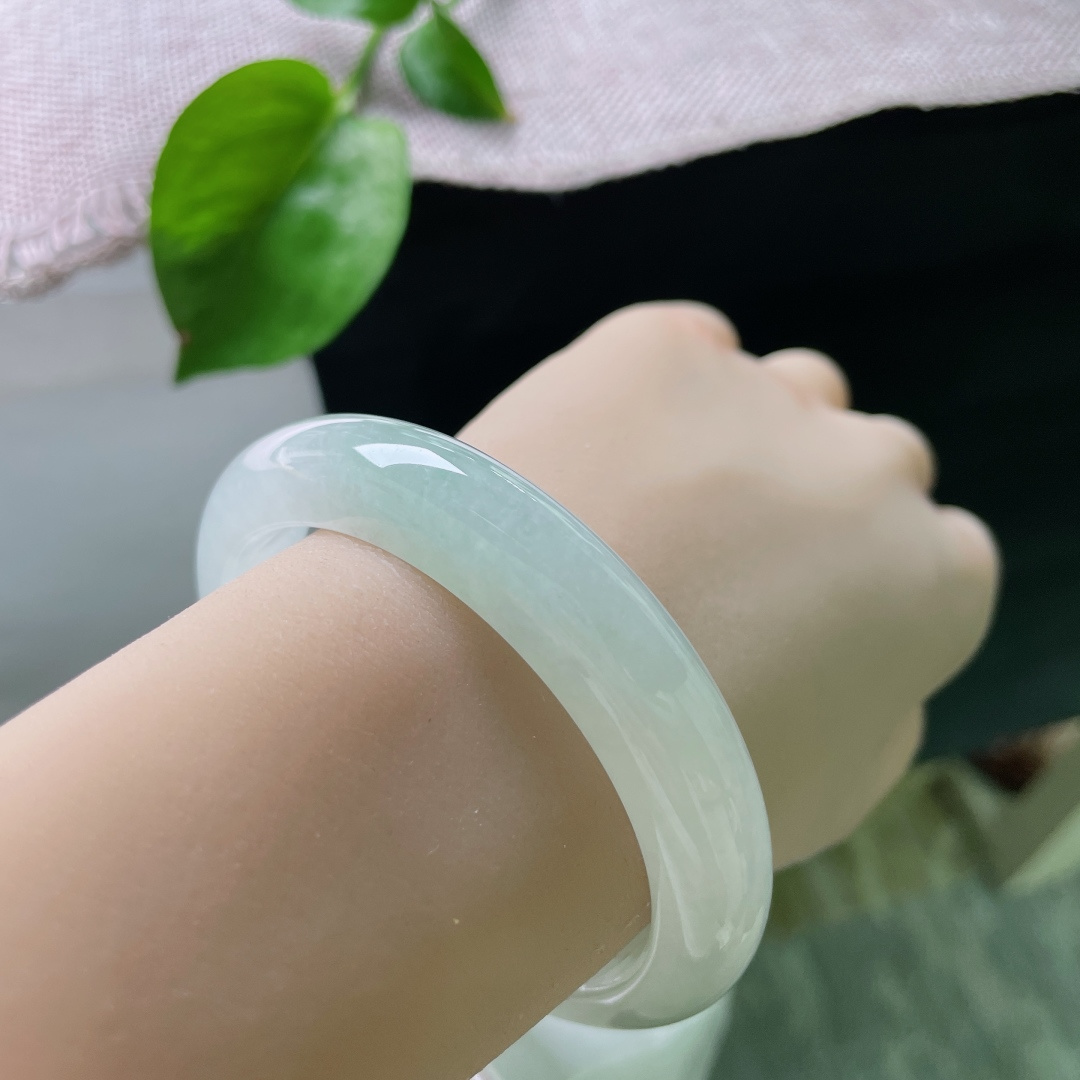 56.4/11.9/8.6，冰晴正圈，种老，无裂，温润清透，恰似女人心底无可替代的温柔白月光，ss57166a