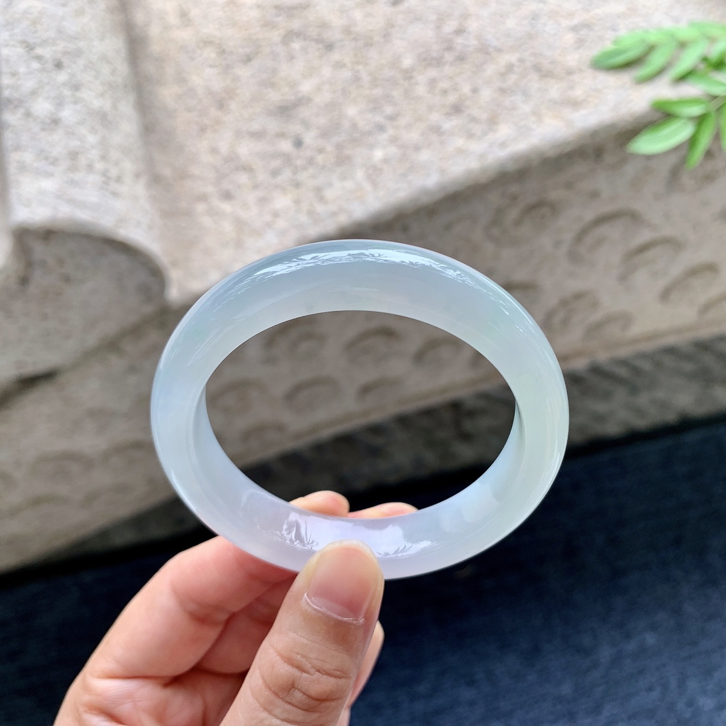 正圈51 52,圈口52.5/11.8/8,A2082918,糯冰底色，水润，种老，细腻，打灯有纹线