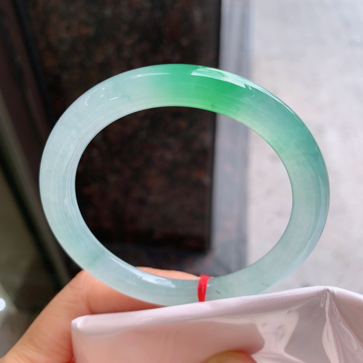 圆条冰飘绿 无裂 尺寸：56/8.6 种色俱佳