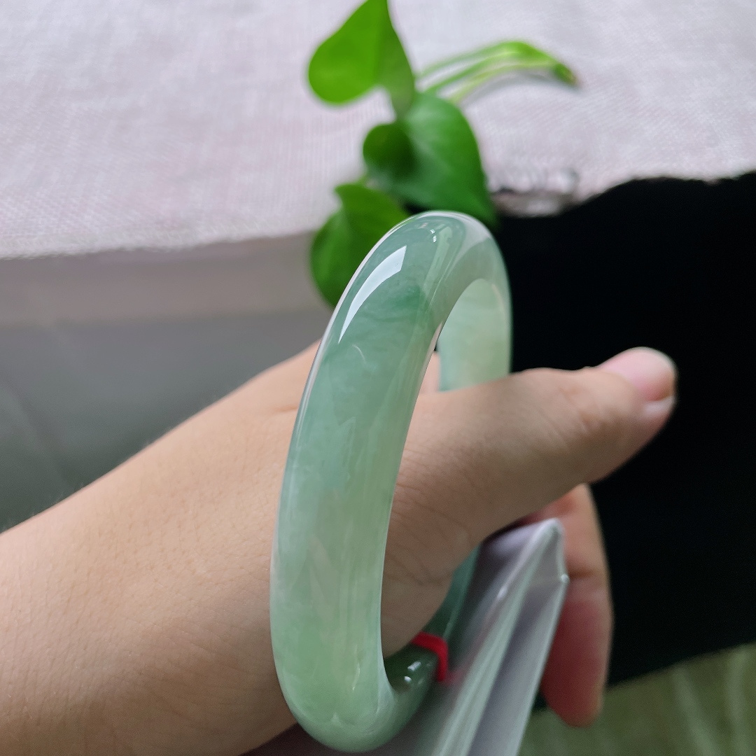 56.7/11.9/9.1，飘花正圈，无裂，翠色如云烟漫染清透玉底，腕间一汪绿水青山，满是悠然诗意。ss55862a。