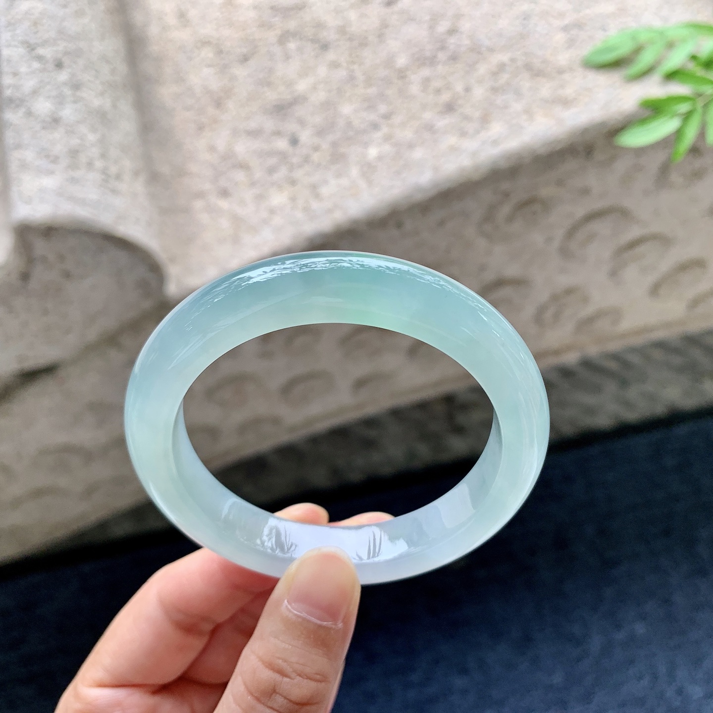 正圈53 54，圈口54.3/11/8.7，编码A2082910，冰糯飘绿，水润，种老，细腻，打灯有棉线