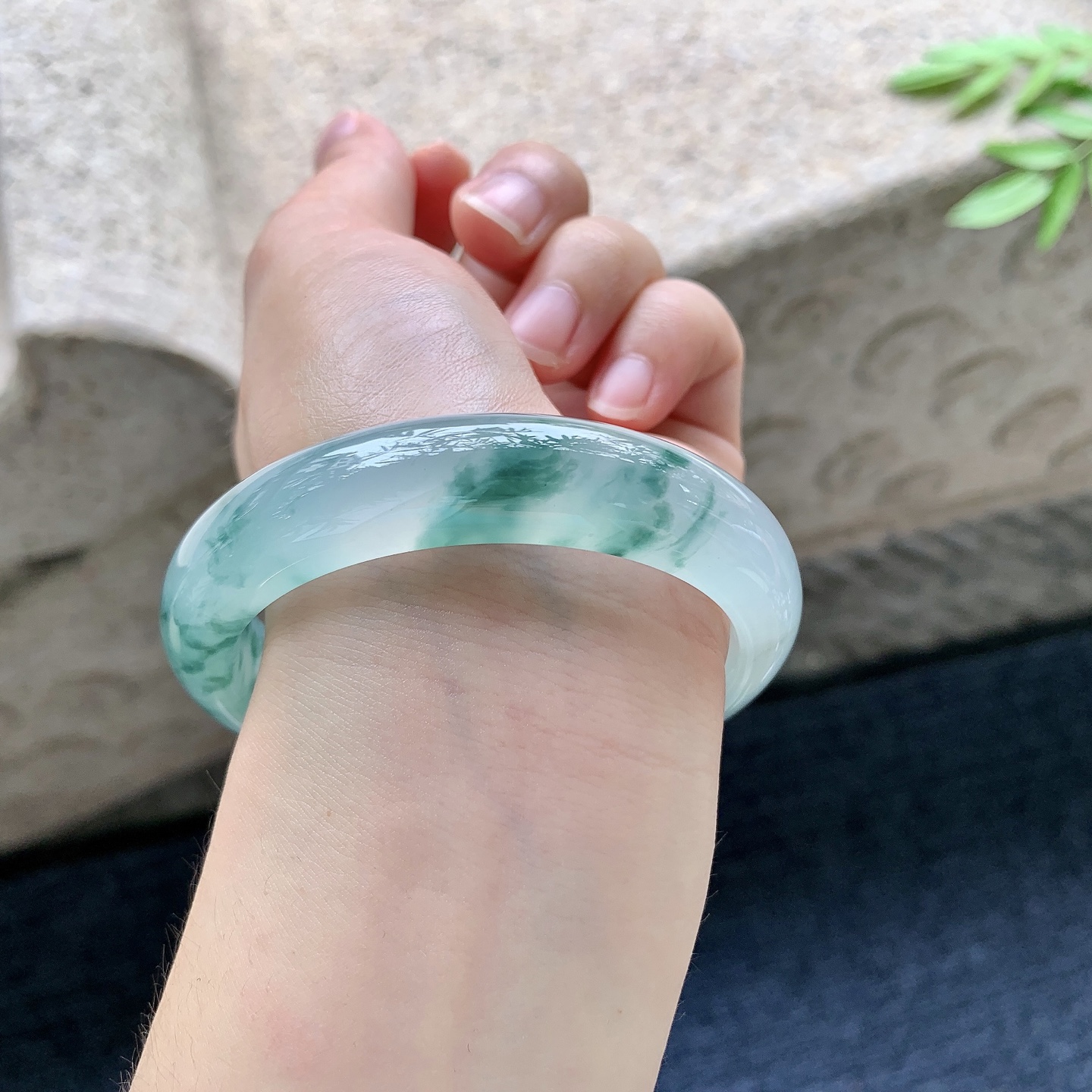 正圈56 57，圈口57.6/13/8.3，编码LH082936，冰飘花，清透，水润，种老，细腻，无裂。