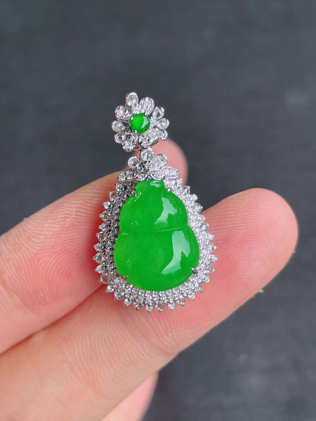 高冰绿葫芦吊坠，晶莹剔透，新颖时尚，无裂，4-11-4