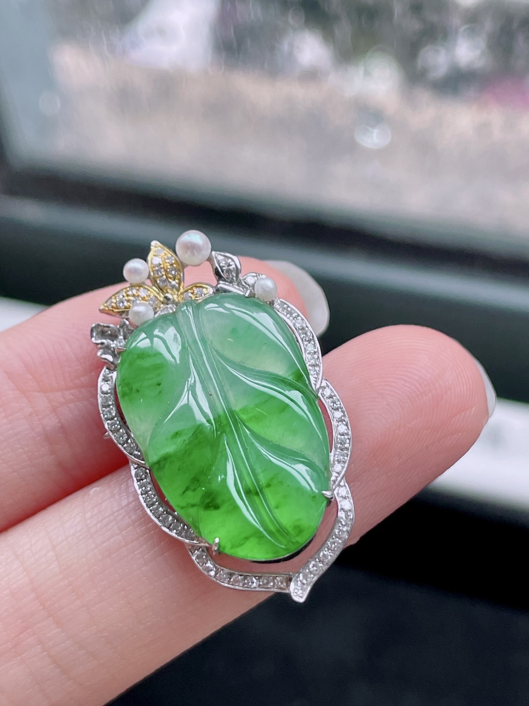 冰飘绿花金枝玉叶胸针+吊坠 两用款,色泽鲜艳，种老水润，18k金镶嵌,整体：30.7/18.2/5.