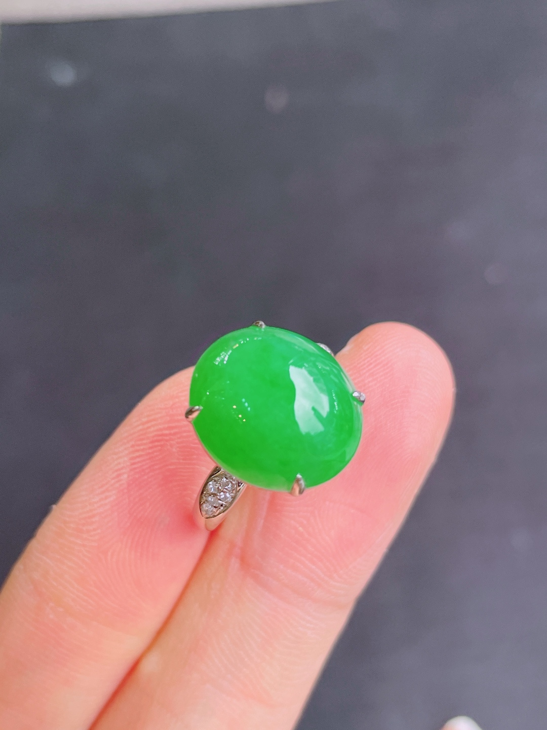 高冰绿蛋面戒指 晶莹剔透，新颖时尚，品相，14.5-13-5