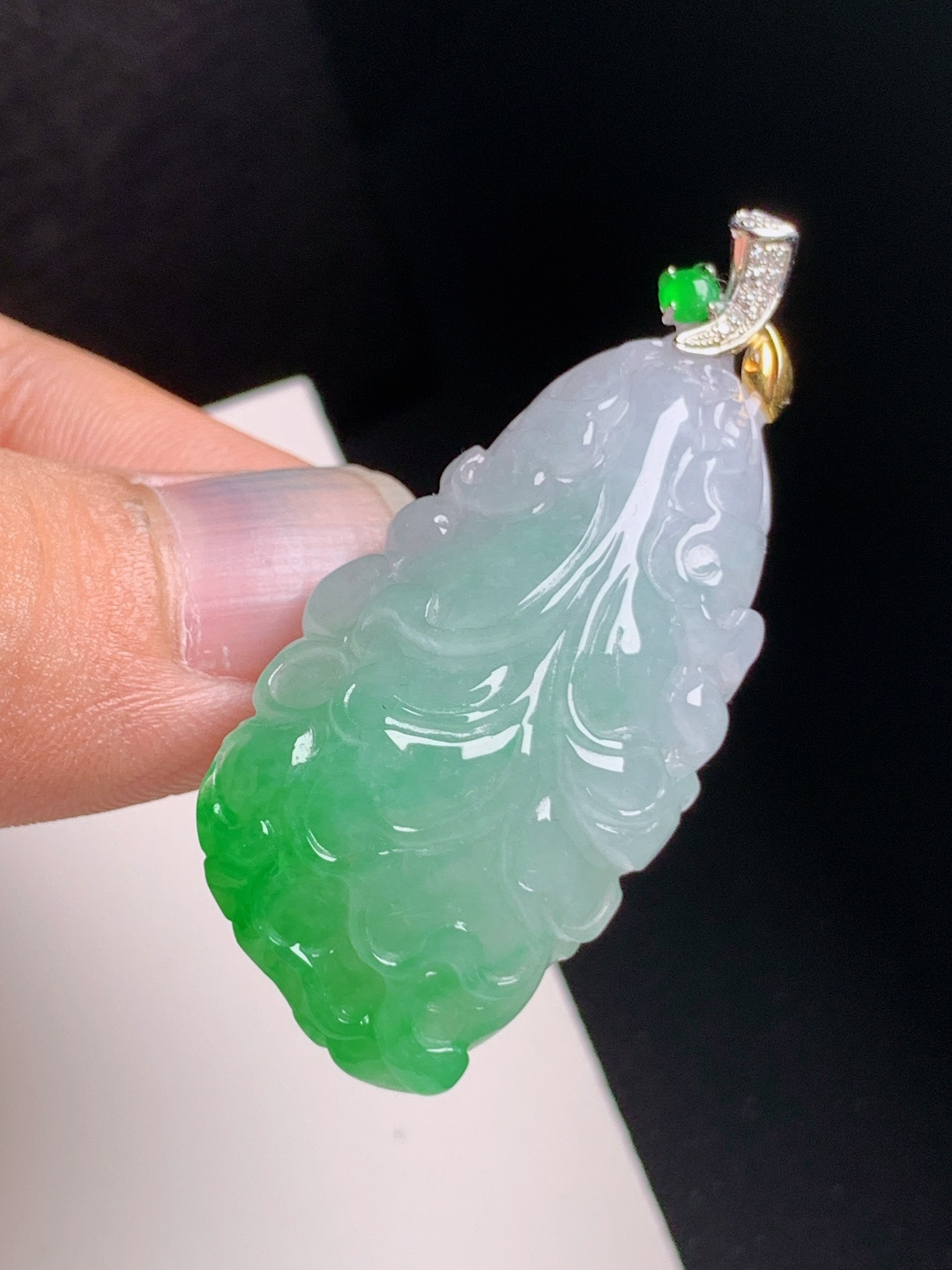 冰种绿白菜吊坠，翠色鲜亮，做工精致，百财聚来