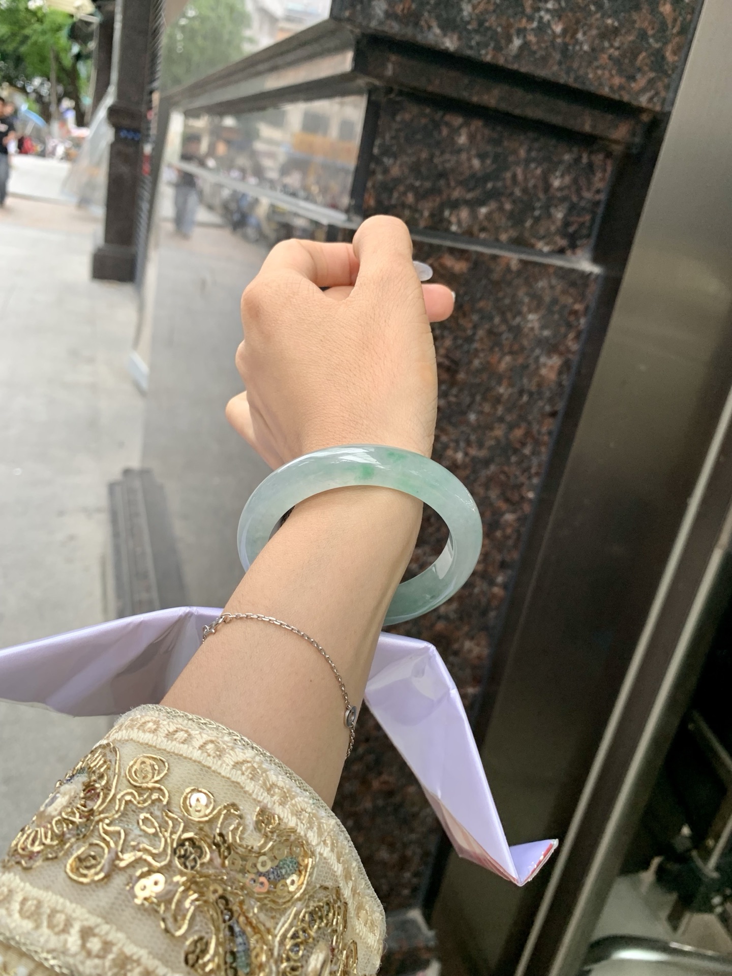 飘绿花正圈,打灯棉絮，底妆冰透，冰底中开出了朵朵绿花，飘花灵动飘逸，勾勒出一幅唯美诗意的山水意境画，古典优雅又秀气