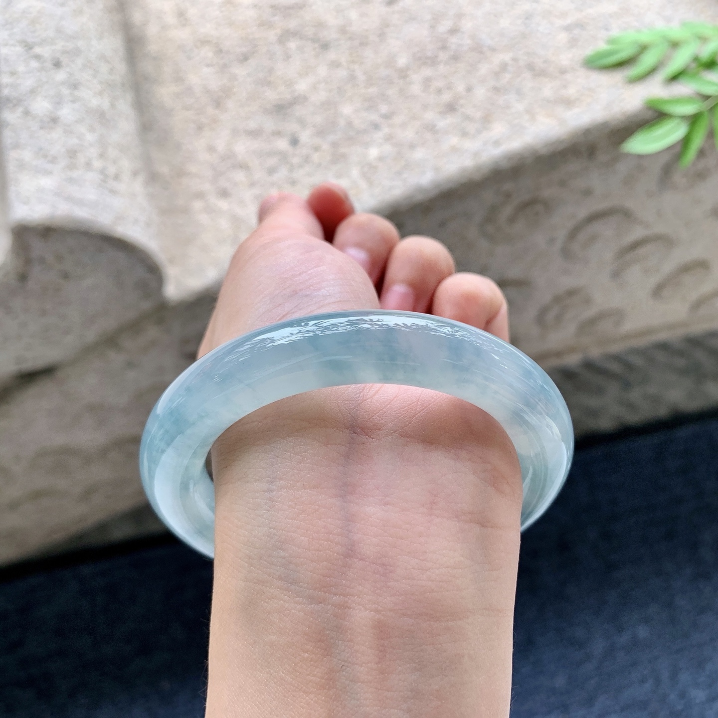 圆条56 57，圈口57/11.2/11.2，编码WW082945，糯冰飘花，水润，种老，细腻，打灯有絮线
