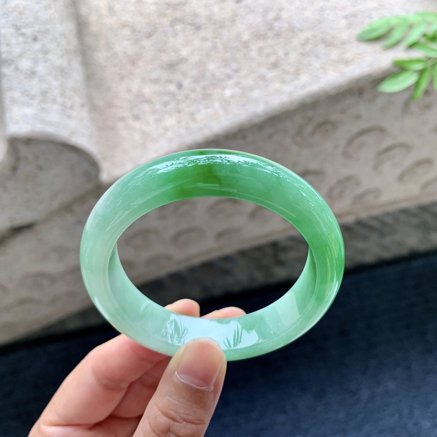 正圈50 51，圈口51.5/13/8.3，编码BA082903，描述糯冰飘阳绿，水润，种老，细腻，打灯有纹线