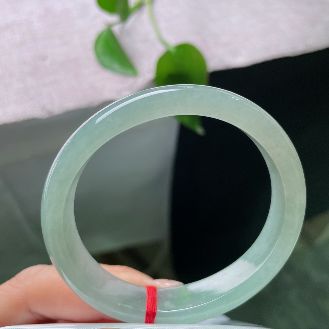 冰油贵妃，一点皮纹，冰透晴水平安镯，一抹清雅湖绿，把春日静水戴在腕上。ss ss56985a