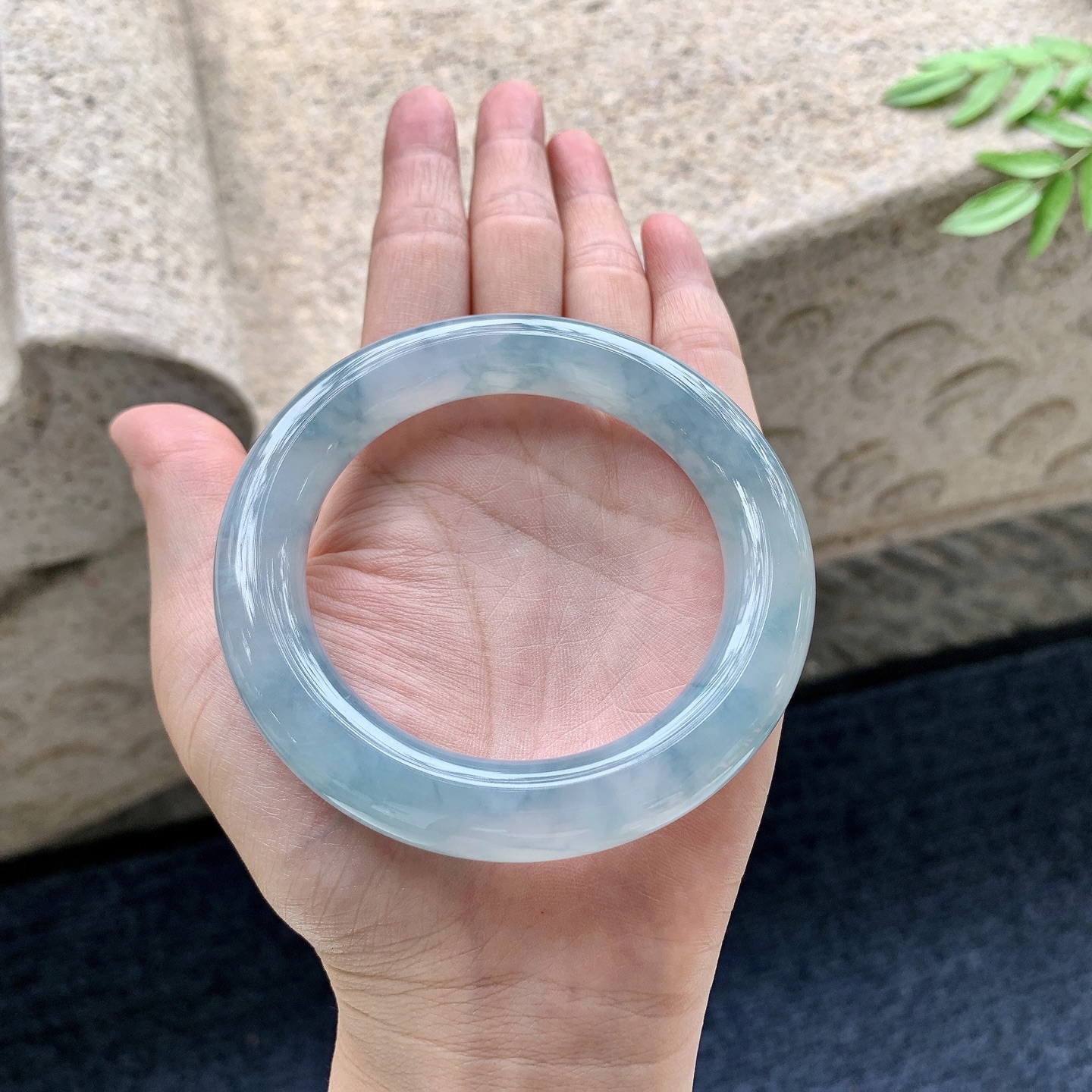 圆条55 56，圈口56.5/11.4/11.7，编码WW082946，冰糯飘花，水润，种老，细腻，打灯有絮线