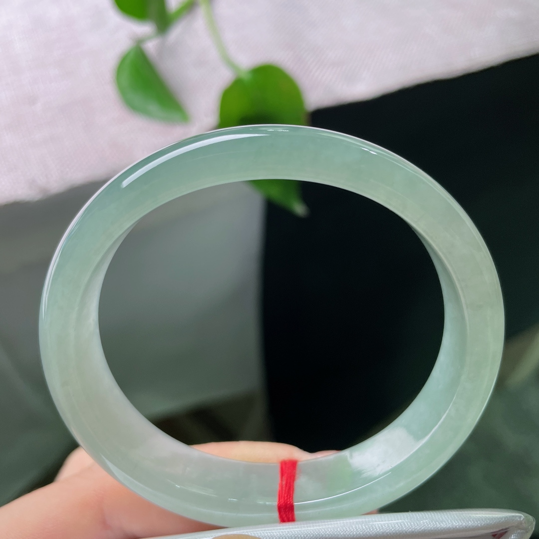 冰油贵妃，一点皮纹，冰透晴水平安镯，一抹清雅湖绿，把春日静水戴在腕上。ss ss56985a