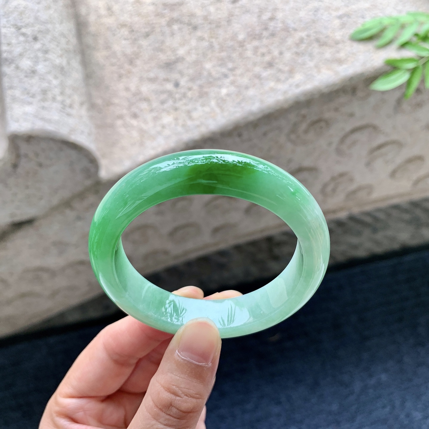 正圈50 51，圈口51.5/13/8.3，编码BA082903，描述糯冰飘阳绿，水润，种老，细腻，打灯有纹线