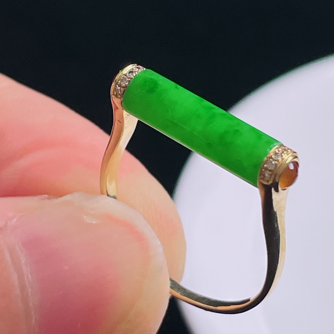 阳绿戒指，18k镶嵌，老种起光，细底通透，尺寸：裸石14.8/4mm0828