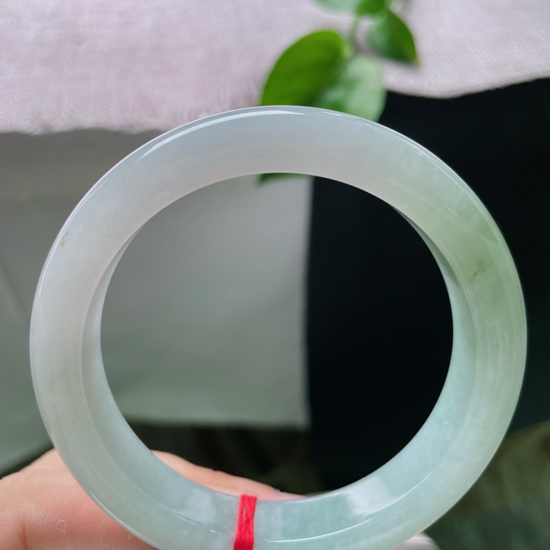 飘花正圈，无裂，浅绿柔光如水雾漫腕，清透素雅自带沉静气韵，ss55562a