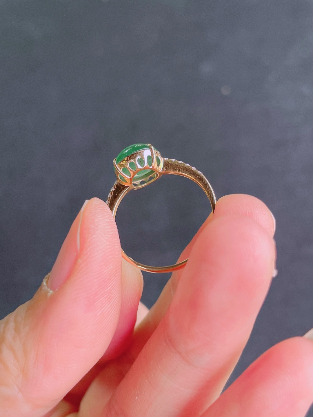 高冰绿蛋面戒指 晶莹剔透，新颖时尚，品相，10-9-4