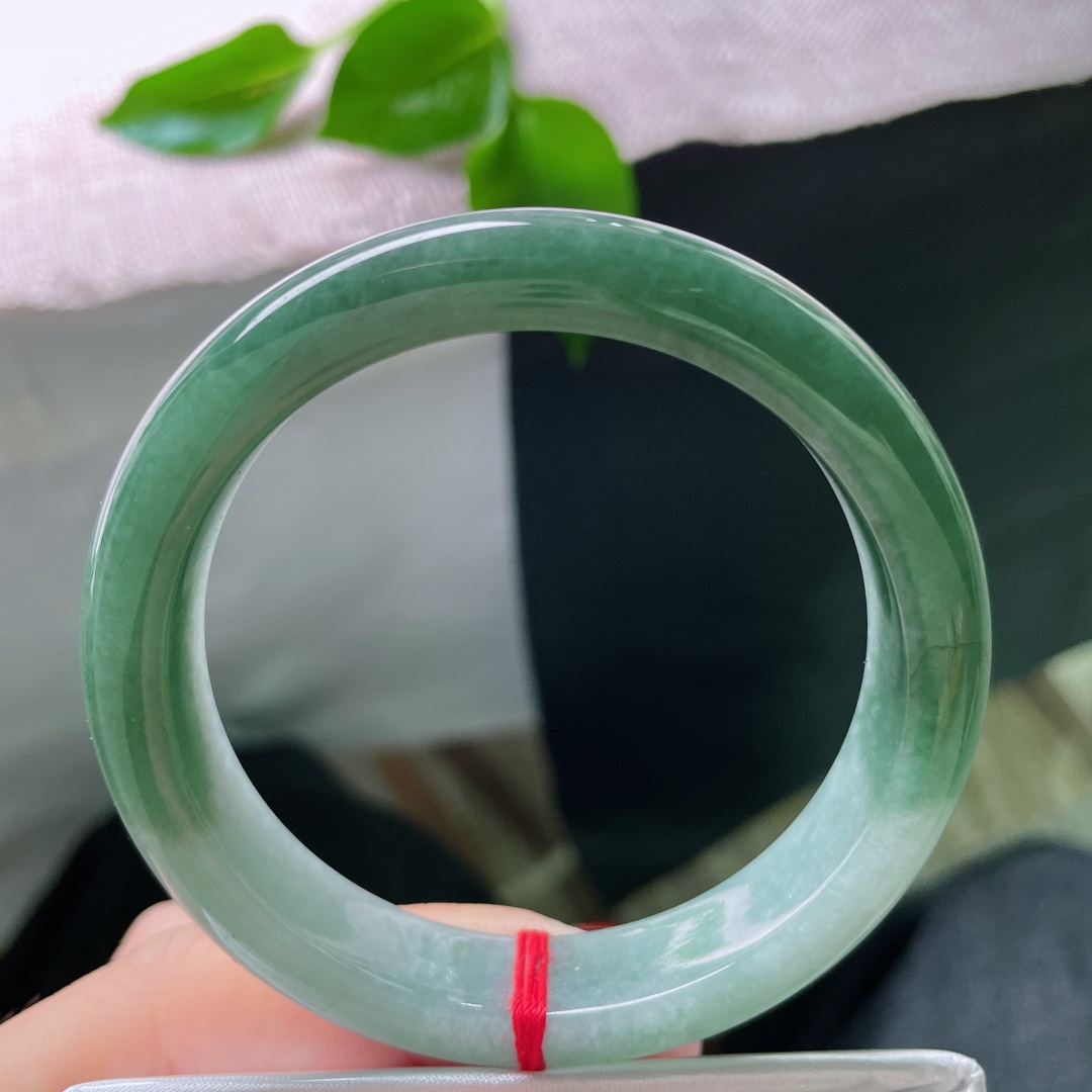 56.8/11.8/8.1深绿正圈，水润细腻，种老，悠悠的云里有淡淡的诗，一点色纹，ss55652a