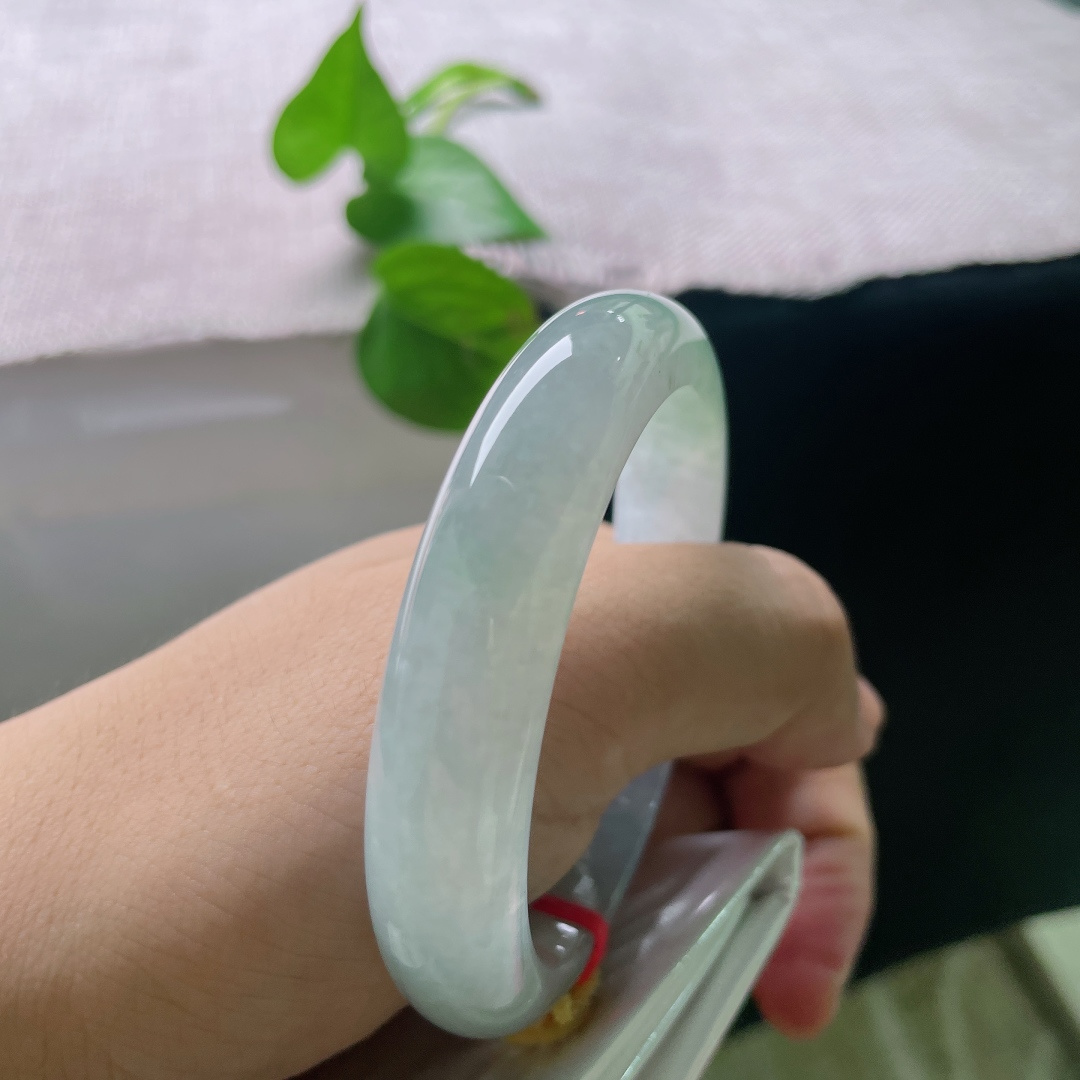 54.2/12.2/8.3，飘绿正圈，有裂，莹润清透，冰白底子间浮着一缕金丝绿，将独有的雅致藏于日常抬手细节之中，ss56171a
